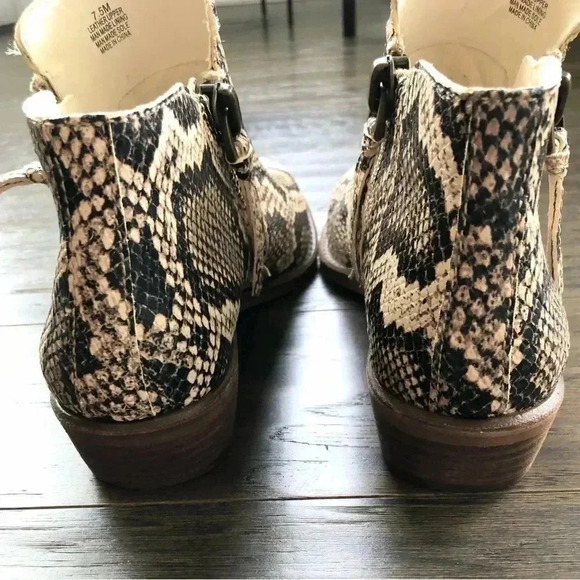 NWOT Gianni Bini Leather snakeskin pattern ankle boot, side zipper - Picture 3 of 11